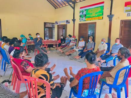 Semangat dan Antusias Peserta Lansia Mengikuti Kegiatan Posyandu di Aula Kantor Desa Kalibukbuk
